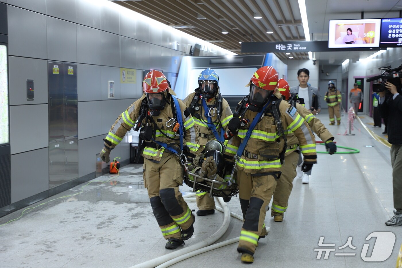 24일 GTX 대곡역에서 소방대원들이 복합 재난훈련을 진행한 가운데 응급환자 이송하고 있다. (경기북부소방재난본부 제공, 재판매 및 DB금지)