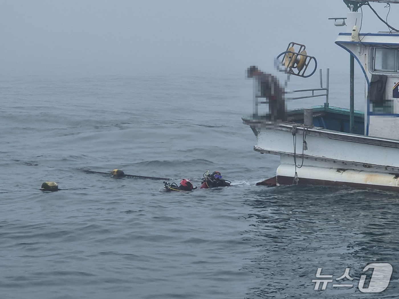 24일 오전 강원 양양 설악항 인근 해상서 표류한 어선 구조하는 속초해경 경찰관.(속초해경 제공, 재판매 및 DB 금지) 2025.4.24/뉴스1