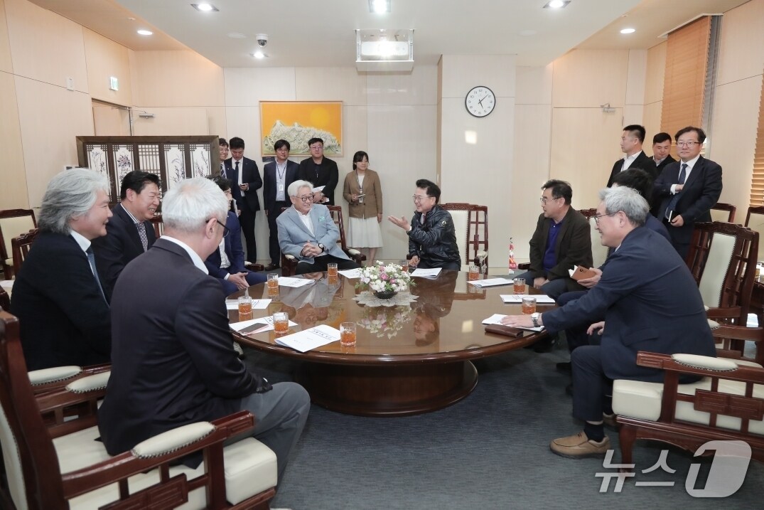 육동한 춘천시장과 조정원WT 총재가 24일 시청에서 열린 WT 본부 건립 추진현황 공유회에서 대화를 나누고 있다.(춘천시 제공, 재판매 및 DB금지)