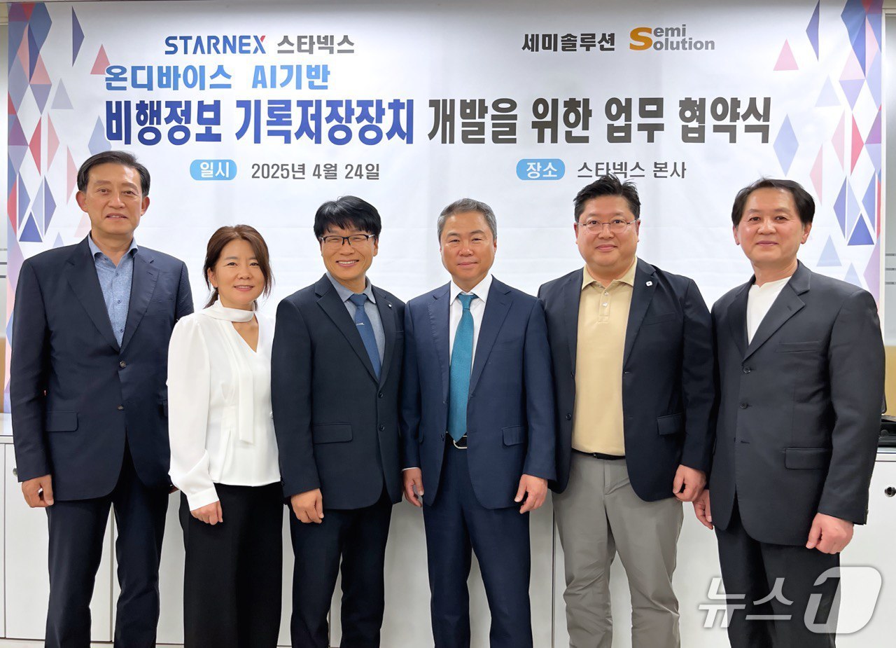 사진 왼쪽부터 김상석 스타넥스 전무이사, 박현자 스타넥스 부사장, 박상래 스타넥스 대표이사, 이정원 세미솔루션 대표이사, 양동석 세미솔루션 부사장, 전성용 세미솔루션 부사장 (사진제공 = 스타넥스) 