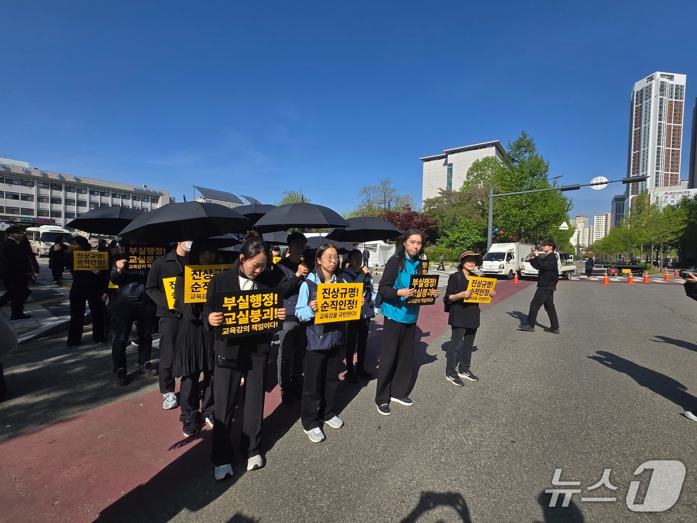 인천 특수교사 사망 진상규명을 위한 비상대책위원회는 24일 인천시교육청 앞에서 집회를 개최하고 "특수교사 죽음에 대한 철저한 진상규명과 순직 인정을 해야 한다"고 밝혔다.(비대위 제공. 재배포 및 DB금지)2025.4.24/뉴스1
