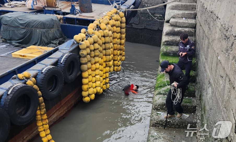 목포해경이 24일 신안 지도 송도항 내 익수자를 구조하고 있는 모습.(목포해경 제공. 재판매 및 DB금지) 2025.4.24/뉴스1