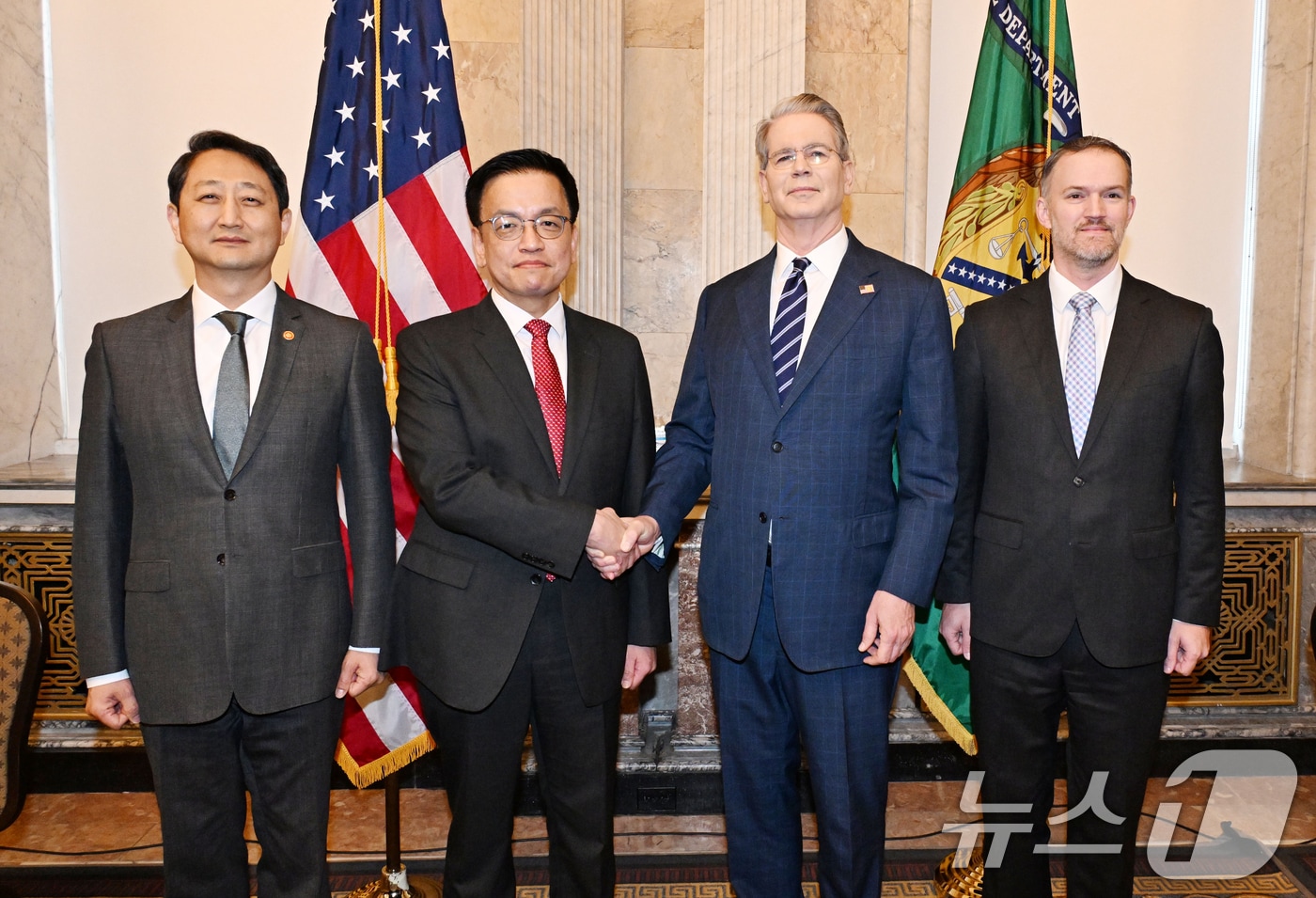주요 20개국(G20) 재무장관회의 및 국제통화금융위원회(IMFC)'에 참석차 미국 워성턴D.C.를 방문중인 최상목 부총리 겸 기획재정부 장관이 안덕근 산업통상자원부 장관과 함께 24일(현지시간) 미국 재무부에서 열린 '한-미 2+2 통상협의(Trade Consultation)' 참석, 스콧 베센트 미국재무장관, 제이미슨 그리어 미국무역대표부(USTR) 대표와 회의시작에 앞서 기념사진을 촬영하고 있다. (기획재정부 제공. 재판매 및 DB 금지) 2025.4.24/뉴스1 ⓒ News1 김명섭 기자