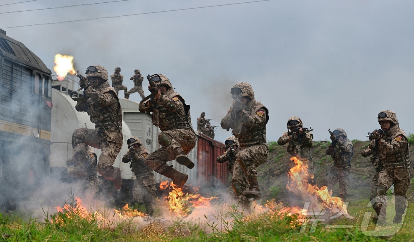 &#40;평양 노동신문=뉴스1&#41; = 북한 노동당 기관지 노동신문은 항일 빨치산&#40;항일유격대&#41; 조선인민혁명군 창건 93주년을 맞은 25일 사회주의 건설에 헌신하고 있는 인민군을 조명하며 &#34;우리 군대는 언제나 인민을 위한 투쟁의 앞장에 서있다＂라고 선전했다. [국내에서만 사용가능. 재배포 금지. DB 금지. For Use Only in the Republic of Korea. Redistribution Prohibited] rodongphoto@news1.kr