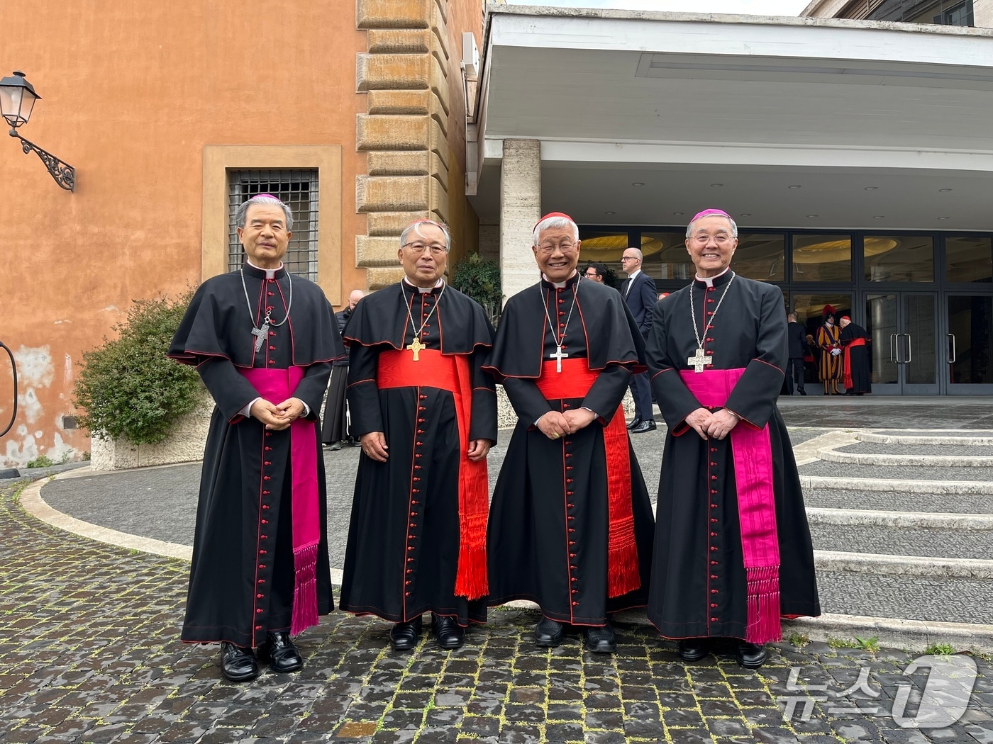 한국 천주교회 조문단과 유흥식 추기경(제공  한국천주교주교회의)