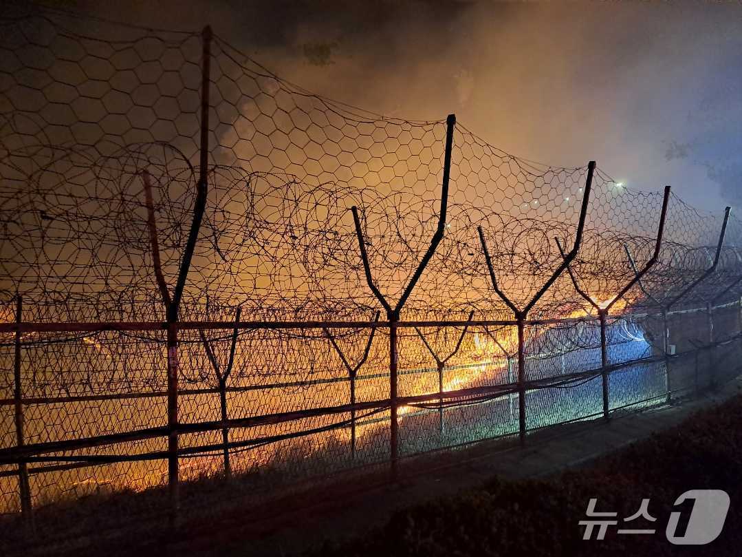 강원 고성군 수동면 외면리 비무장지대(DMZ) 일대 산불 현장.(강원도소방본부 제공, 재판매 및 DB금지)