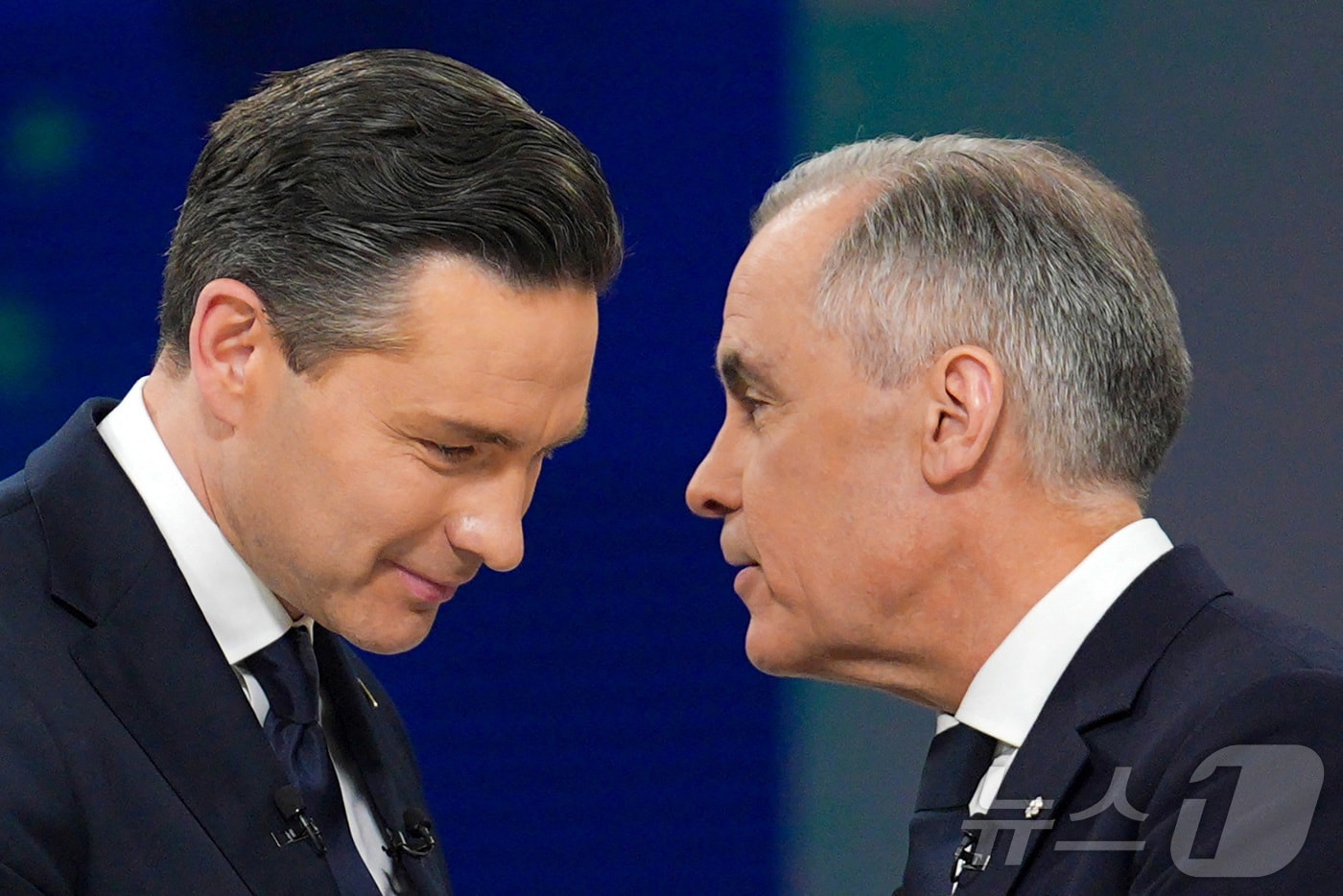 피에르 포일리에브르 보수당 대표(왼쪽)와 마크 카니 자유당 대표(총리)가 17일 몬트리올에서 열린 토론 행사에서 악수를 나누고 있다. 2025.4.17 ⓒ 로이터=뉴스1 ⓒ News1 강민경 기자