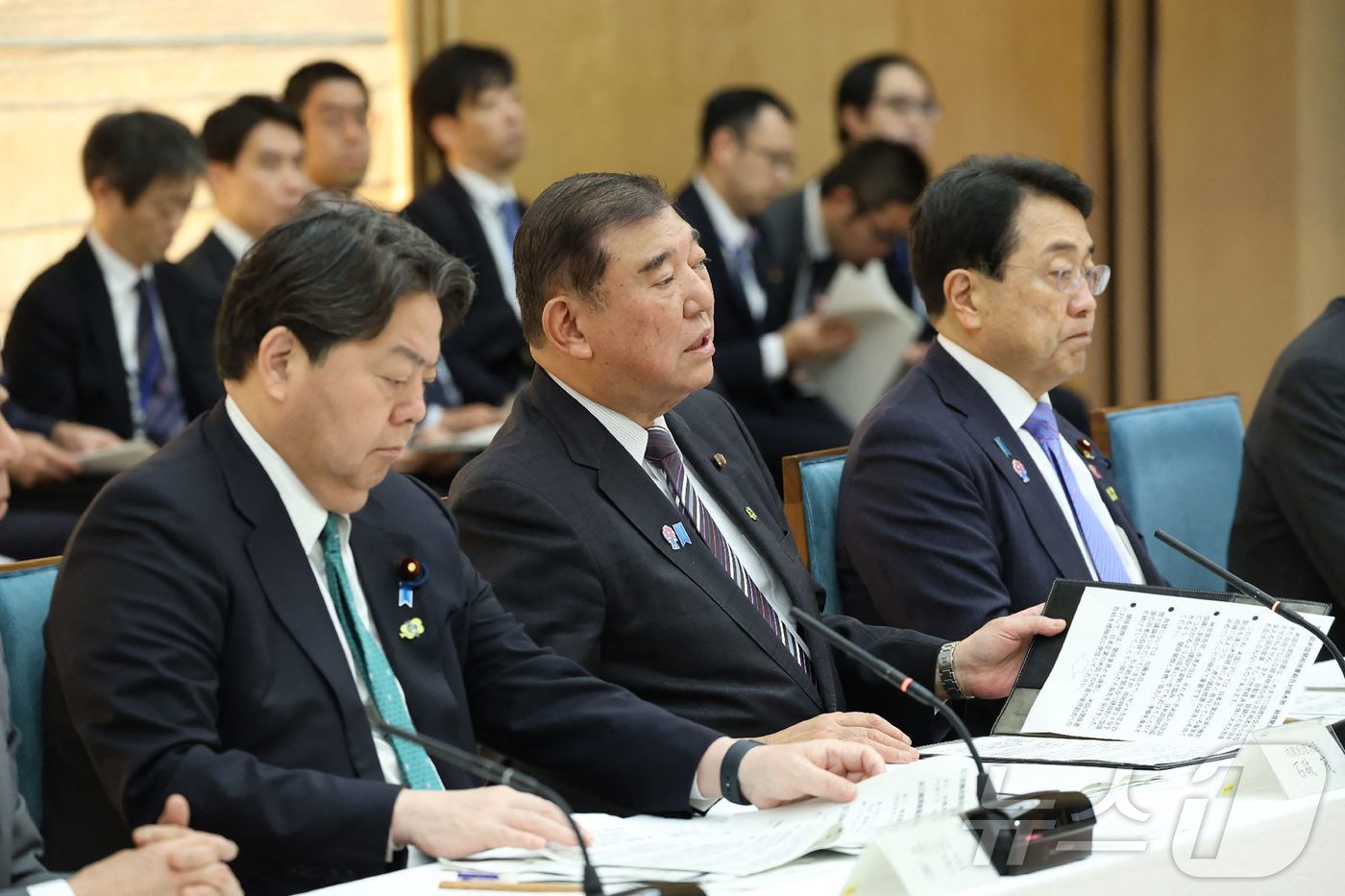 이시바 시게루 일본 총리가 25일(현지시간) 도쿄 총리 관저에서 관세협상 대표인 아카자와 료세이 경제 재생상과 미국 관세 대책 TF 회의에 참석을 하고 있다. <자료사진>2025.04.25 ⓒ AFP=뉴스1 ⓒ News1 우동명 기자