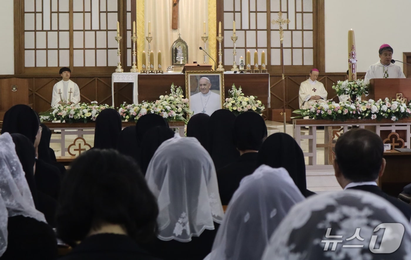 25일 오전 청주 내덕동 주교좌성당에서 프란치스코 교황 추모 미사가 봉헌되고 있다.2025.04.25./뉴스1