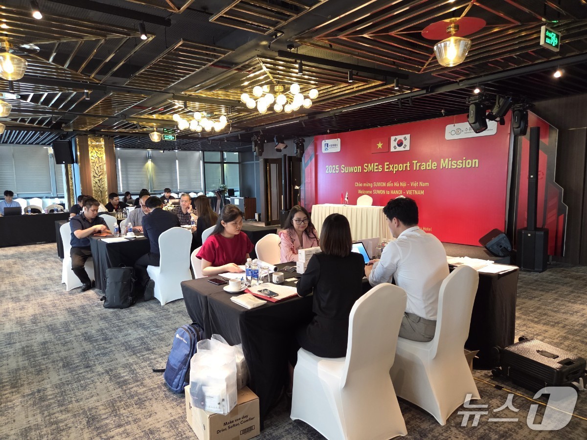 경기 수원시 중소기업 수출판매개척단이 베트남 하노이 그랜드 비스타 비즈니스 센터에서 바이어와 수출 상담을 하고 있다. (수원시 제공. 재판매 및 DB 금지) 2025.4.25/뉴스1