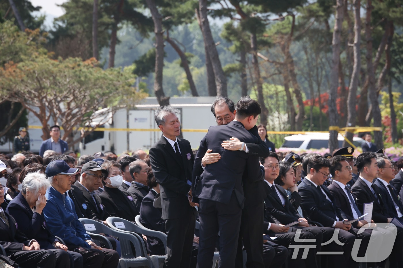 한덕수 대통령 권한대행 국무총리가 25일 대전 유성구 국립대전현충원에서 열린 제2회 순직의무군경의 날 기념식에 참석해 유가족을 위로하고 있다. (총리실 제공, 재판매 및 DB 금지) 2025.4.25/뉴스1 ⓒ News1 임세영 기자