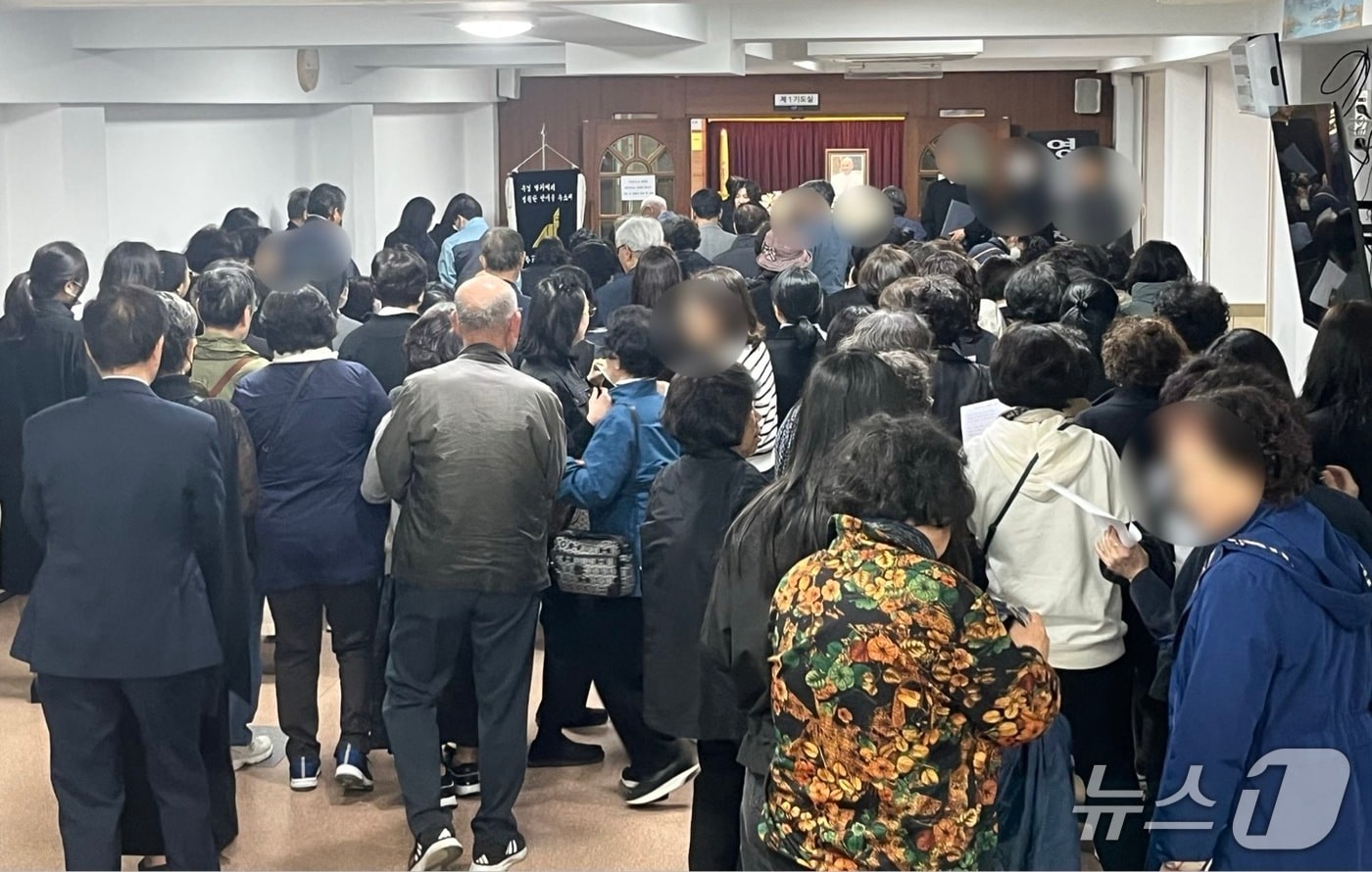 25일 오전 부산 남천성당에 마련된 프란치스코 교황의 분향소 앞에 추모객들이 몰려있다.2025.4.25/뉴스1 ⓒ News1 장광일 기자