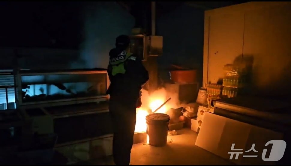 25일 오전 2시 25분쯤 전남 강진군 마량면의 한 식당 배전반에서 불이 나 해경이 출동해 불을 끄고 있다.(완도해경 제공. 재판매 및 DB 금지)