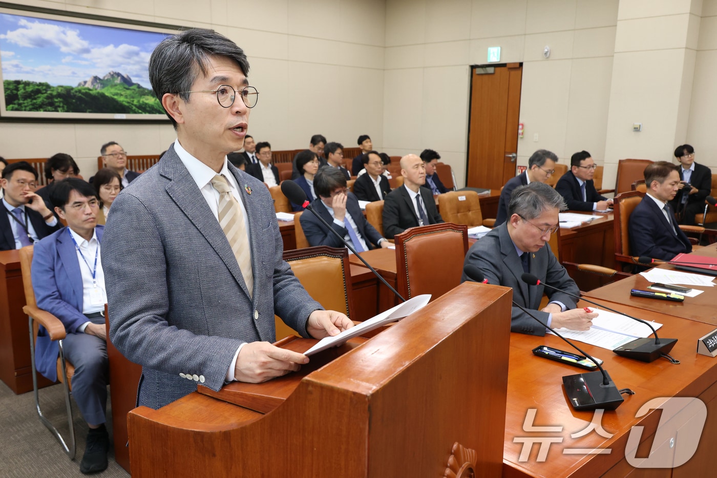 김완섭 환경부장관이 서울 여의도 국회에서 열린 환경노동위원회 전체회의에 출석해 인사말을 하고 있다. 2025.4.25/뉴스1 ⓒ News1 이광호 기자