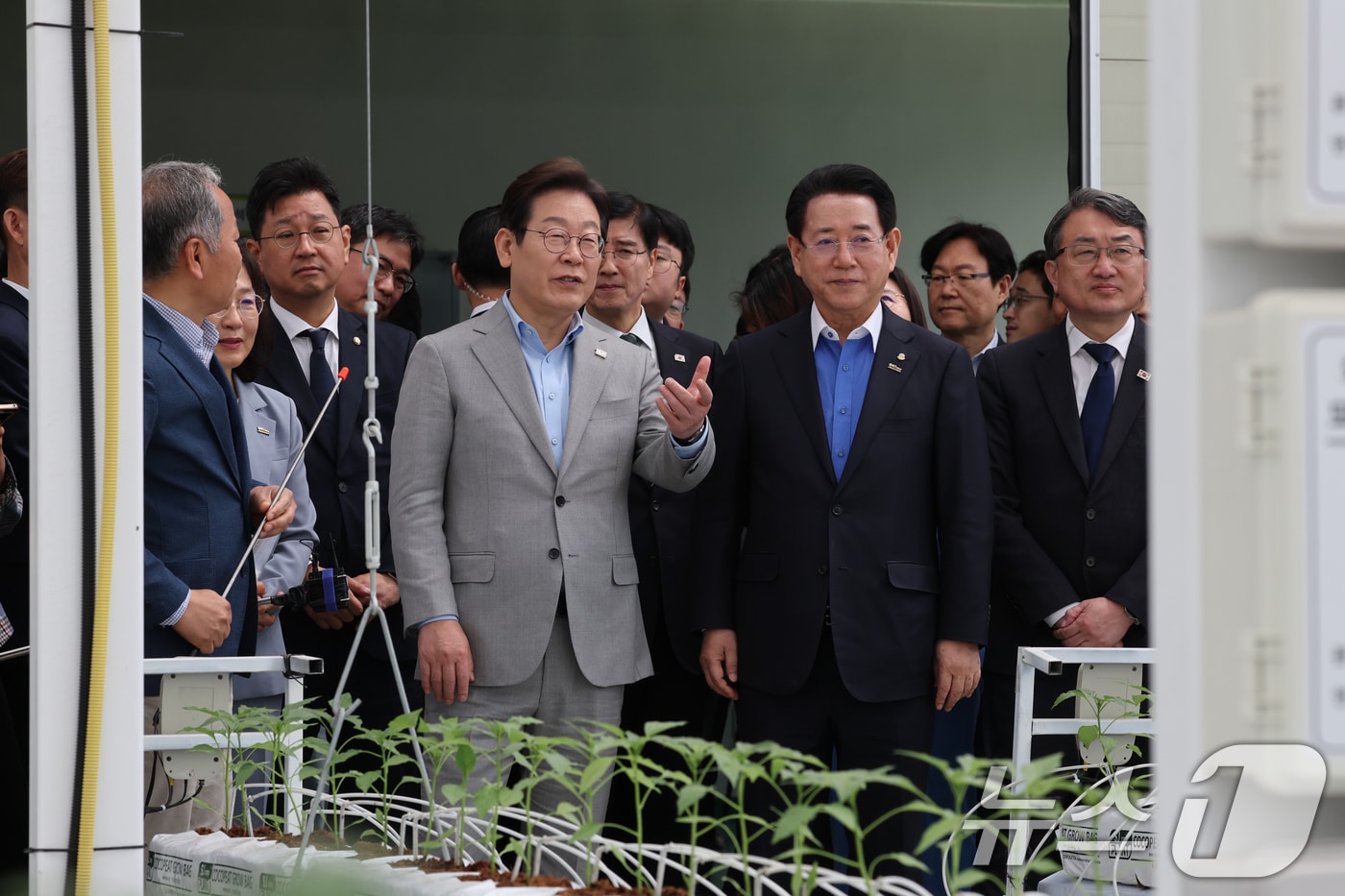 이재명 더불어민주당 대선 경선 후보가 25일 전남농업기술원에서 농업과학기술진흥 간담회를 갖고 에너지자립형 온실을 둘러보고 있다. 2025.4.25/뉴스1 ⓒ News1 김태성 기자