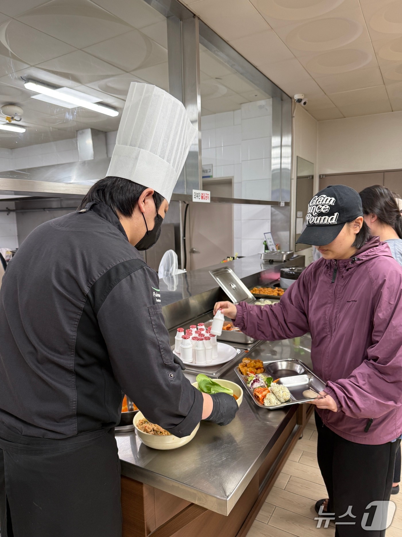 진안장학숙이 입사생들을 위해 전문 셰프를 초청, ‘특식 이벤트’를 열고 바쁜 학업에 지친 학생들에게 추억과 힐링의 시간을 선사했다.(진안군제공. 재판매 및 DB금지)2025.4.25/뉴스1