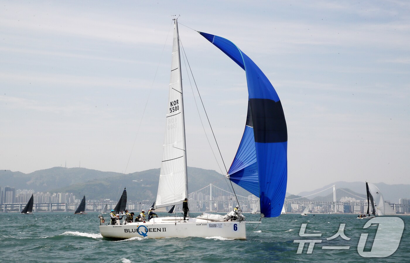 25일 부산 수영만 해상에서 열린 '2025 부산슈퍼컵 국제요트대회'에 참가한 요트들이 물살을 가르며 질주하고 있다.2025.4.25/뉴스1 ⓒ News1 윤일지 기자