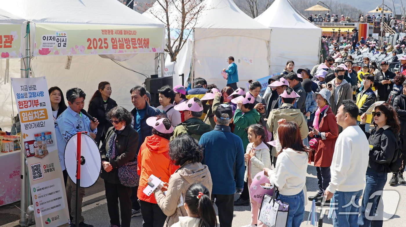 전북자치도 임실군이 옥정호 출렁다리 앞에서 '임실 방문의 해'를 홍보하고 있다.(임실군제공. 재판매 및 DB금지)2025.4.25/뉴스1