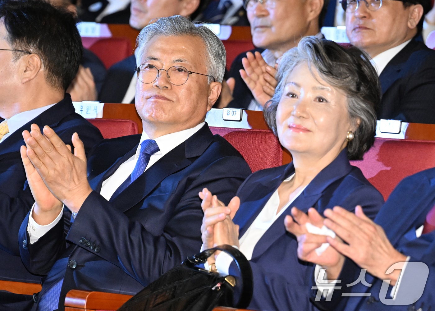 문재인 전 대통령과 김정숙 여사가 4월 25일 서울 여의도 국회도서관에서 열린 4·27 판문점선언 7주년 기념식에 참석해 손뼉치고 있다. (공동취재) 2025.4.25/뉴스1 ⓒ News1 안은나 기자