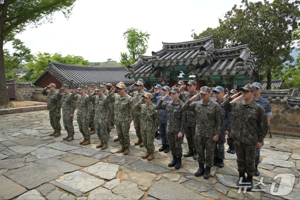 한미해군 장병들이 충무공 탄신 480주년을 맞아 25일 경남 통영 충렬사를 방문해 경례하고 있다.(해군작전사령부 제공. 재판매 및 DB 금지)