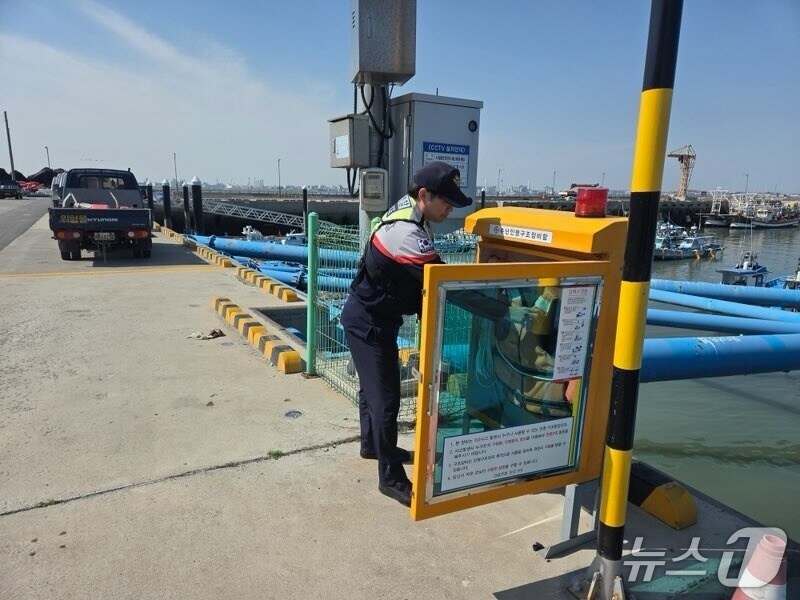 보령해경이 인명구조 장비 점검하고 있다.(보령해경 제공, 재판매 및 DB금지)/뉴스1