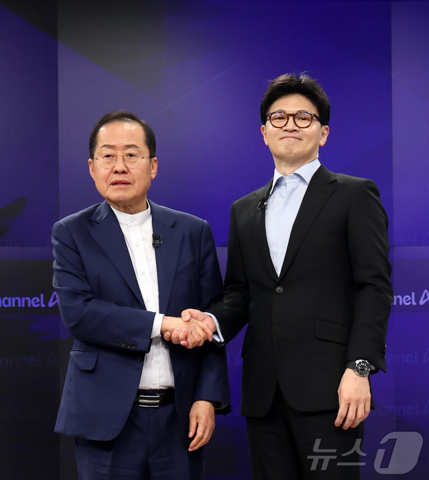 2025년 4월 25일 홍준표(왼쪽), 한동훈 국민의힘 대선 경선 후보가 서울 종로구 동아미디어센터 채널A 오픈스튜디오에서 열린 일대일 맞수 토론에 앞서 기념촬영을 하고 있다. 2025.4.25 ⓒ 뉴스1 국회사진취재단