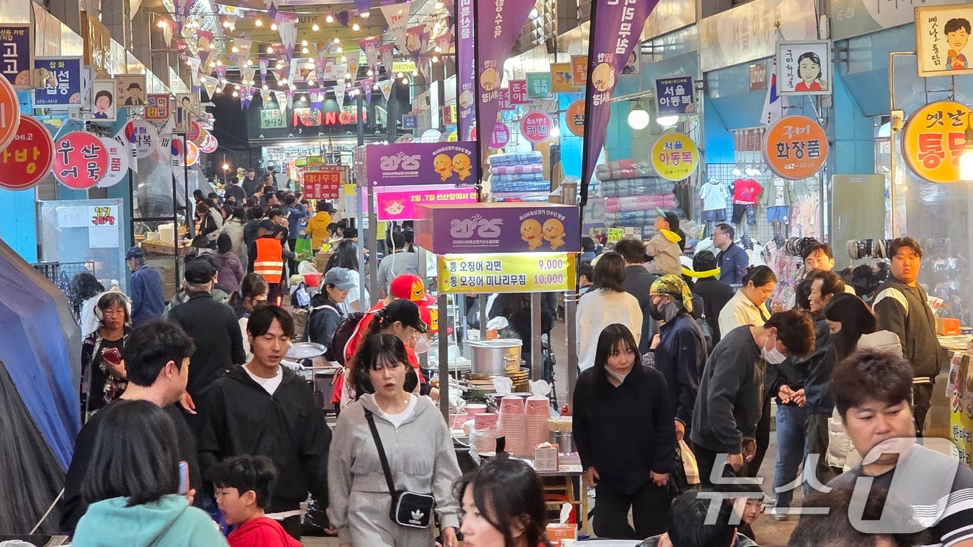 25일 구미 새마을 중앙시장에서 개장한 &#39;달달한 낭만 야시장&#39; 에 많은 방문객들이 몰려 인산인해를 이루고 있다. 야시장은 5월17일까지 매주 금·토요일 열리며 5월23~24일과 구미 아시아육상경기선수권대회 기간인 27~31일에는 인동시장에서 문을 연다 2025.4.25/뉴스1 ⓒ News1 정우용 기자