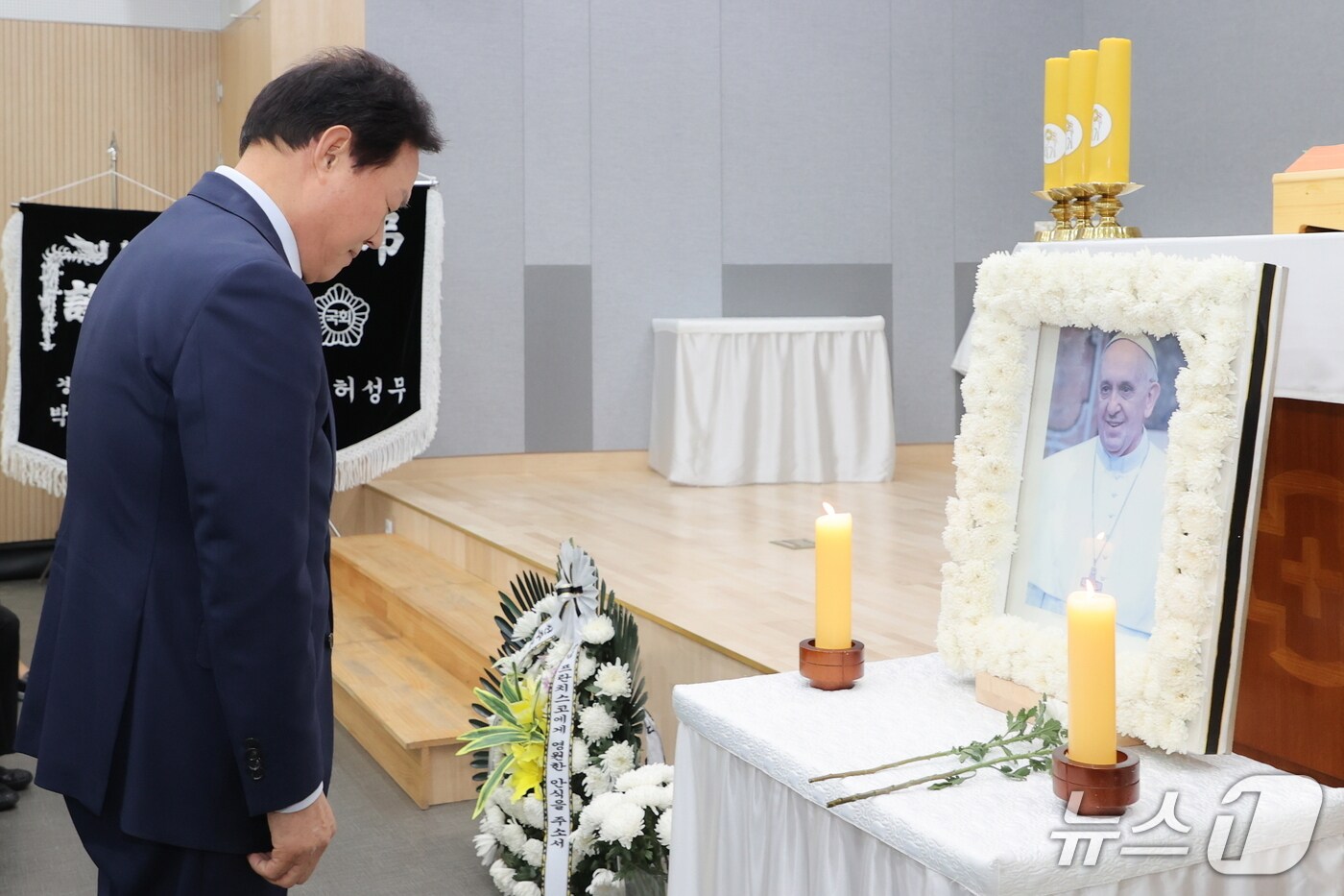 25일 경남 창원시 천주교 마산교구청에 마련된 프란치스코 교황의 분향소에서 박완수 경남도지사가 묵념하고 있다.(경남도청 제공. 재판매 및 DB 금지)