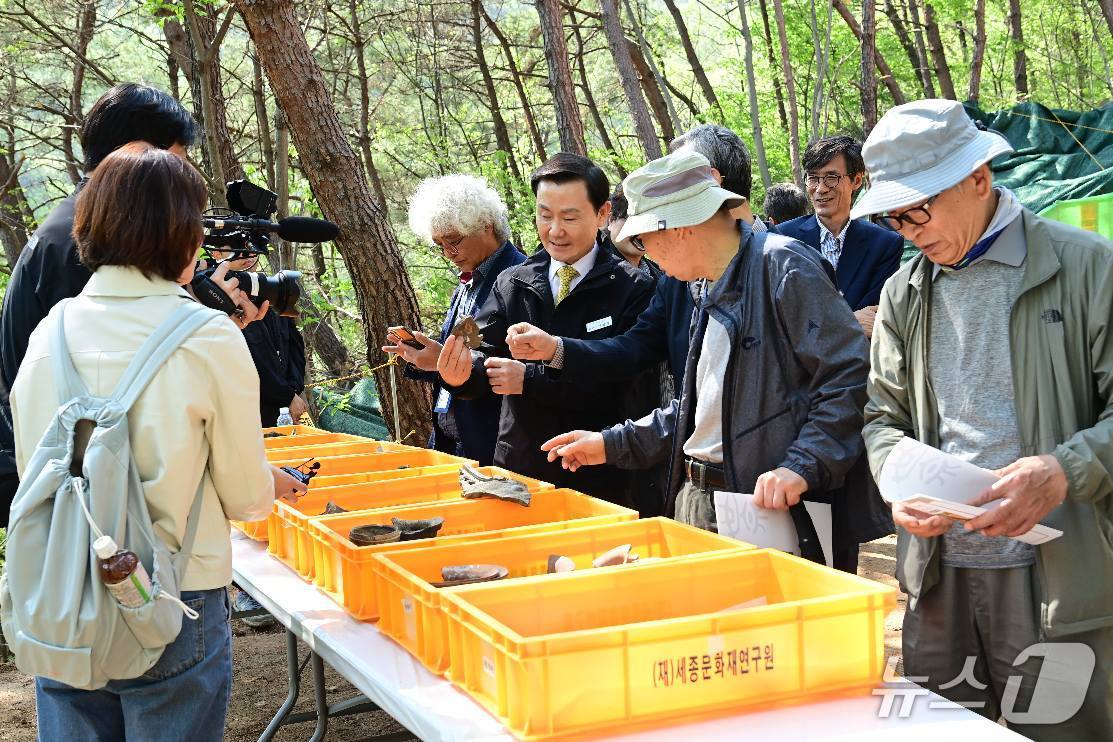 고령 합가리 토기가마 발굴 토기를 이남철 고령군수가 살펴보고 있다. (고령군 제공. 재판매 및 DB금지) 2025.4.26/뉴스1