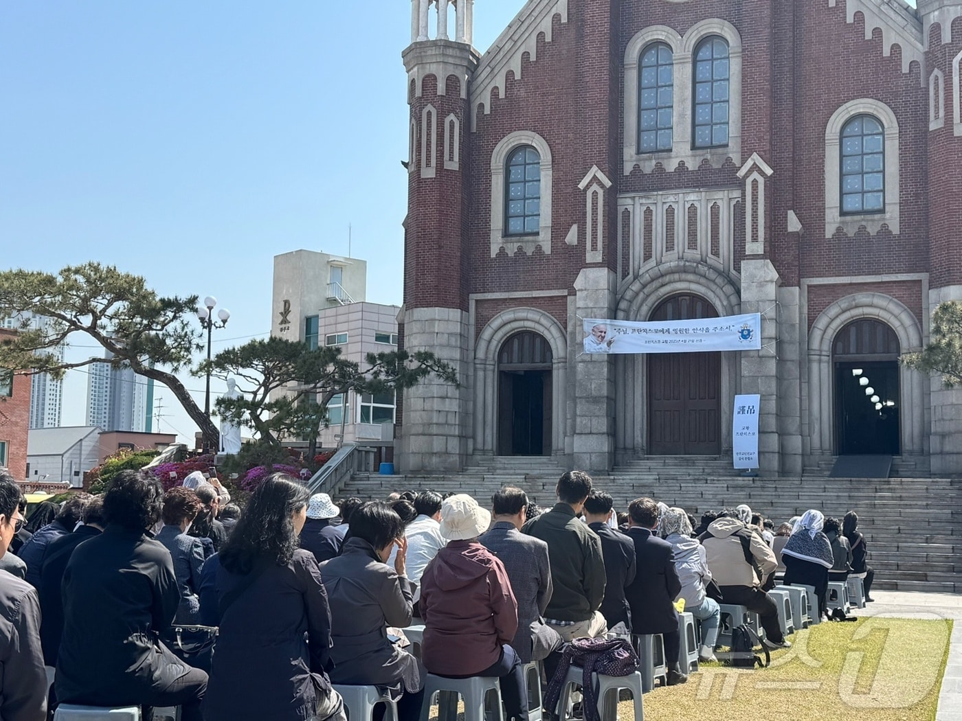 26일 오전 인천 주교좌성당인 중구 답동성당에서 가톨릭 신자들이 집결한 가운데 프란치스코 교황의 안식을 기원하는 마지막 추모미사가 열렸다.2025.4.26 ⓒ News1 박소영 기자