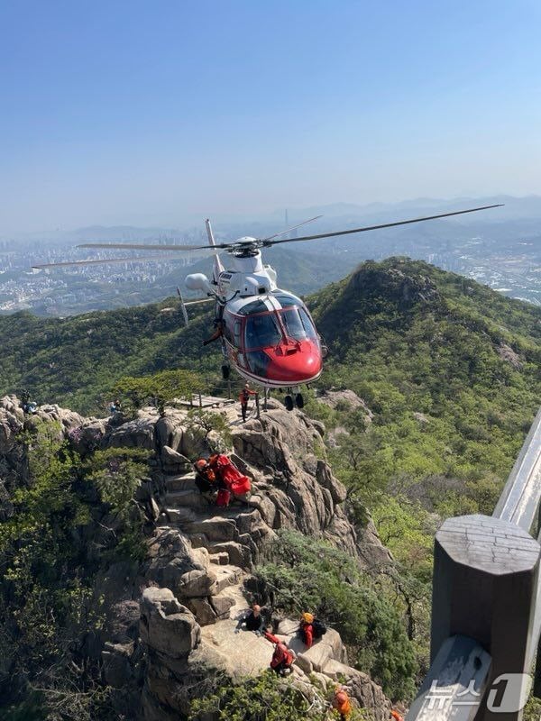  소방 당국이 경기 과천시 중앙동 관악산 정상 부근에서 60대 남성을 구조하고 있다.(경기도소방재난본부 제공, 재판매 및 DB 금지)/뉴스1 
