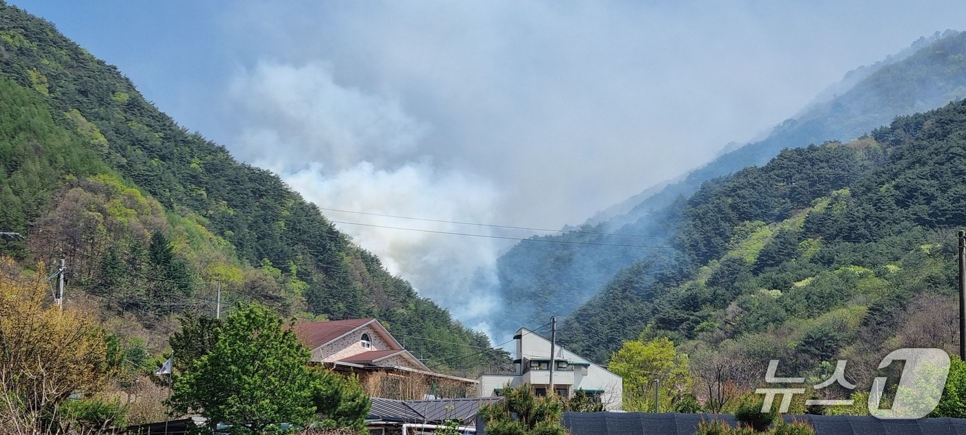 26일 강원 인제 남면 산불현장.(산림청 제공, 재판매 및 DB 금지) 2025.4.26/뉴스1