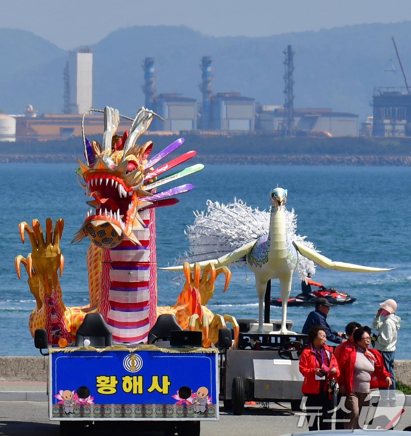 26일 오후 경북 포항시 북구 영일대해수욕장에서 포항불교사암연합회 관계자들이 불기 2569년 부처님오신날을 앞두고 열리는 연등행사에 선보일 장엄등을 준비하고 있다. 2025.4.26/뉴스1 ⓒ News1 최창호 기자