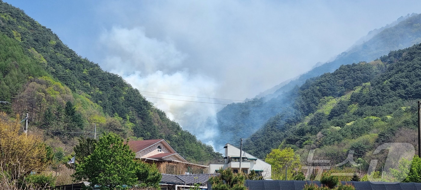지난 26일 강원도 인제군 상남면 야산에서 산불이 발생해 연기가 나고 있다. 산림청에 따르면 강원 인제군 상남면 하남리 일대 야산에서 발생한 산불이 확대되고 있어 오후 2시30분을 기해 산불 1단계를 발령했다. (산림청 제공, 재판매 및 DB 금지) 2025.4.26/뉴스1