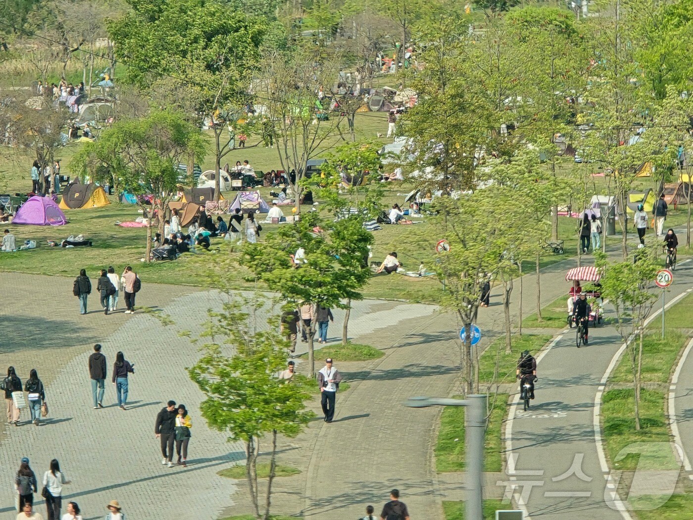 26일 서울 반포한강공원에서 시민들이 봄나들이를 즐기고 있다. 2025.4.26/뉴스1 ⓒ News1 황덕현 기후환경전문기자