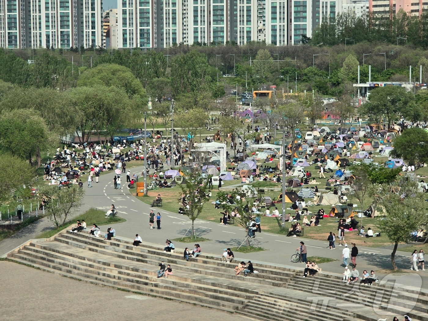 26일 서울 반포한강공원에서 시민들이 봄나들이를 즐기고 있다. 2025.4.26/뉴스1 ⓒ News1 황덕현 기후환경전문기자