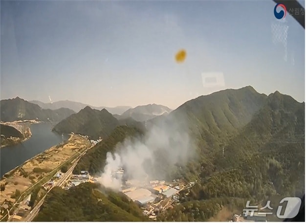 헬기에서 내려본 26일 경남 김해 산불 현장.&#40;산림청 제공. 재판매 및 DB 금지&#41;