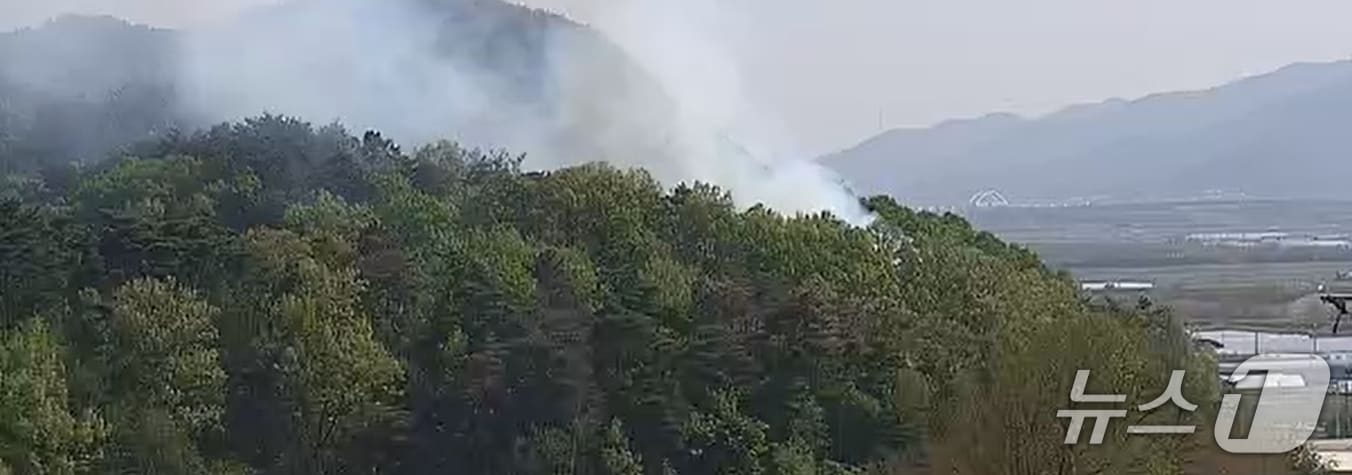 26일 오후 3시 15분쯤 경북 경주시 강동면 다산리 야산에서 산불이 발생했다.(산림청 제공. 재판매 및 DB금지)/뉴스1