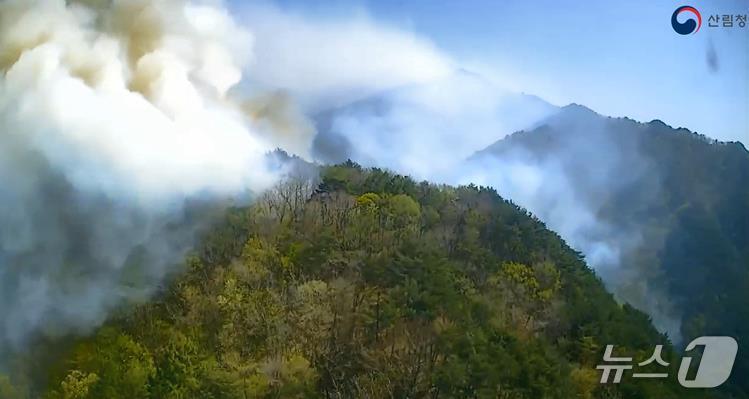 26일 강원도 인제군 상남면 야산에서 산불이 발생해 연기가 나고 있다. 산림청에 따르면 강원 인제군 상남면 하남리 일대 야산에서 발생한 산불이 확대되고 있다. (산림청 제공, 재판매 및 DB 금지) 2025.4.26/뉴스1