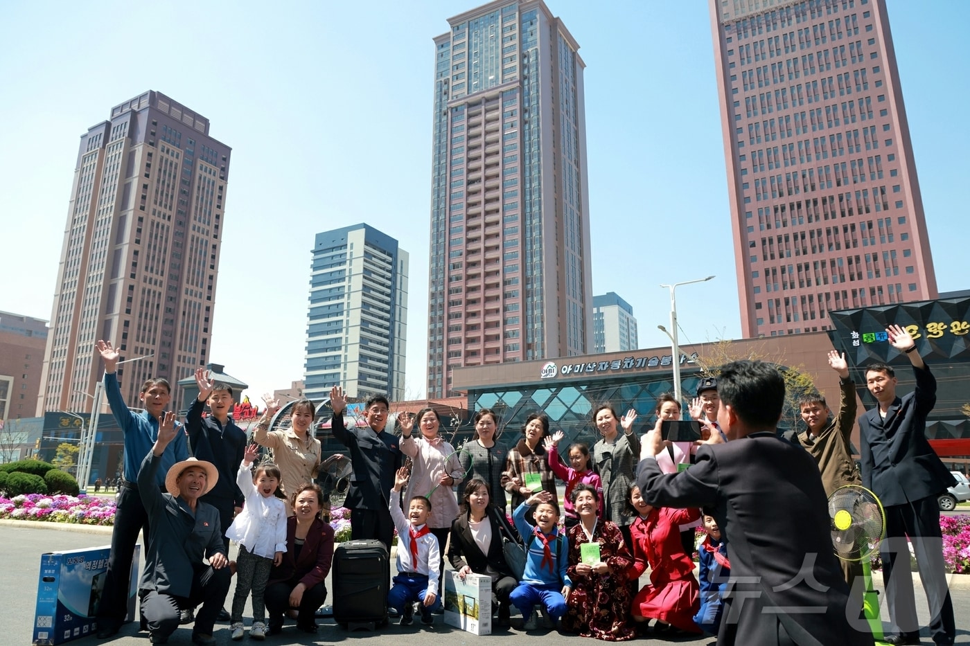 &#40;평양 노동신문=뉴스1&#41; = 북한 노동당 기관지 노동신문은 27일 &#34;평양이 4월의 봄과 함께 또다시 &#39;새집들이 계절&#39;을 맞이했다＂며 화성지구 3단계 살림집&#40;주택&#41;에 시민들이 ＂환희에 넘쳐 입사했다＂고 보도했다. [국내에서만 사용가능. 재배포 금지. DB 금지. For Use Only in the Republic of Korea. Redistribution Prohibited] rodongphoto@news1.kr