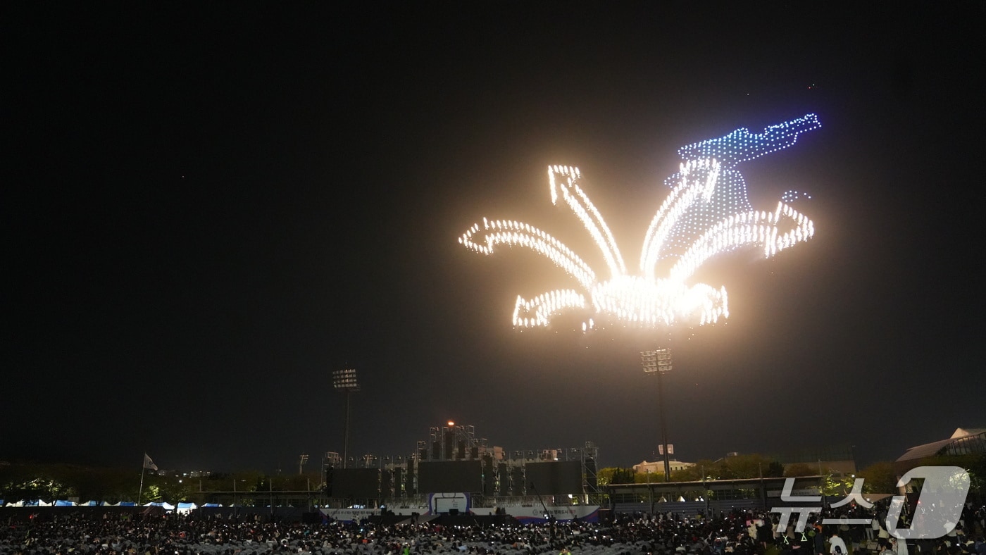  제주도민체전에서 펼쳐진 드론라이트쇼(제주도 제공.재판매 및 DB금지)/뉴스1