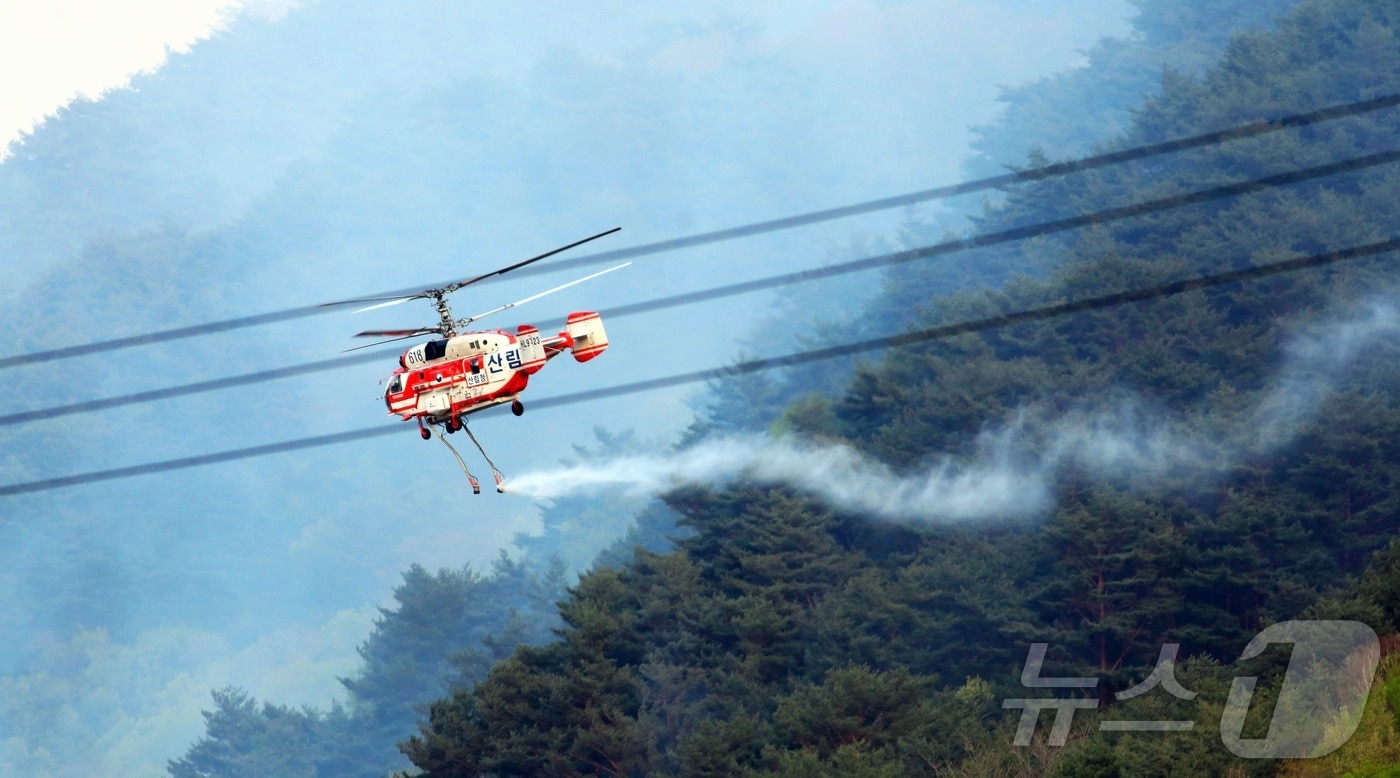 27일 오전 9시 57분쯤 경북 청송 부남면 양숙리 야산에서 원인이 밝혀지지 않는 불이 나 소방 당국 등이 진화 중이다. 사진은 산불 진화 헬기. News1 자료 사진