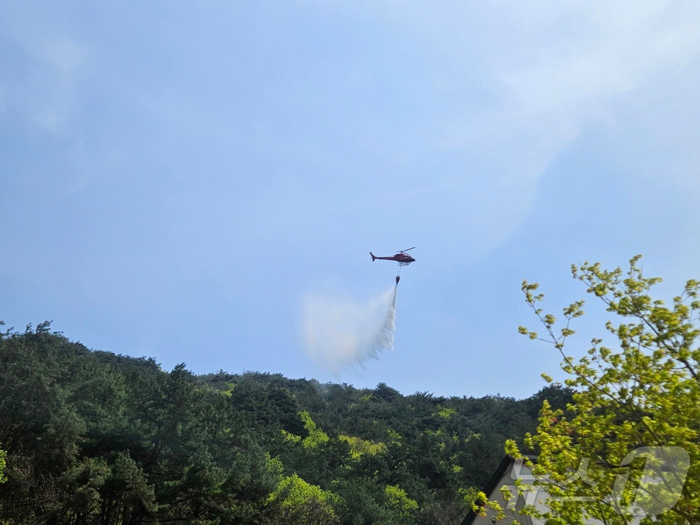 강원 인제 상남면 하남리 일대에서 발생한 산불이 약 20시간 만에 진화된 가운데 27일 헬기가 재발화 가능성에 대비해 산불이 발생한 곳에 물을 뿌리고 있다. &#40;사진은 기사 내용과 무관함&#41;  ⓒ News1 한귀섭 기자