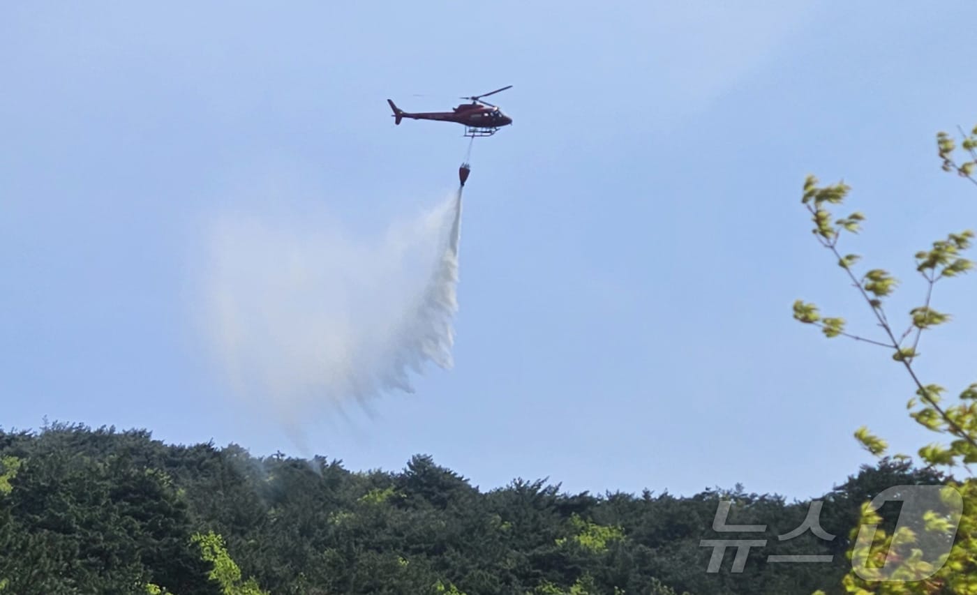 27일 오후 4시 59분쯤 경북 성주군 선남면 취곡리 야산에서 불이 나 20여분 만에 꺼졌다. 사진은 산불 진화 헬기. 뉴스1 ⓒ News1 자료 사진