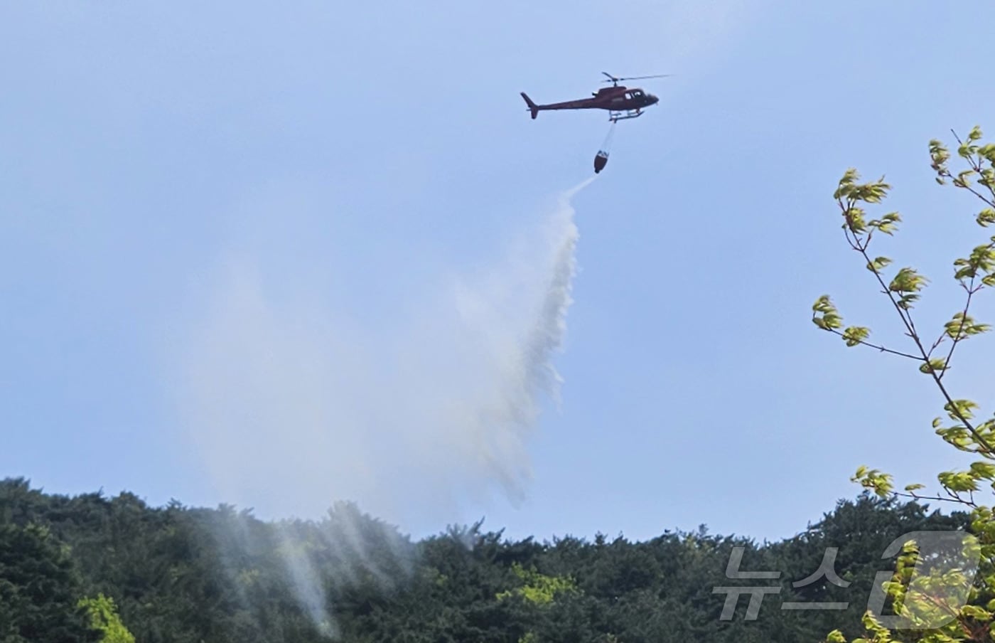 지난 27일 인제 상남면 하남리 산불에 투입된 헬기.(뉴스1 DB)