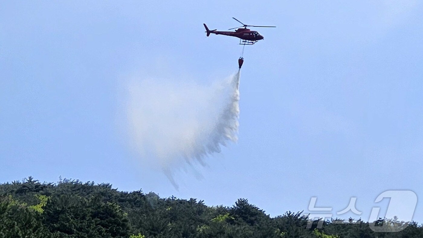 27일 강원 인제 상남면 하남리 일대에서 헬기가 재발화 가능성에 대비해 물을 뿌리고 있다. 산림청 중앙사고수습본부는 이날 오전 9시쯤 인제군 상남면 산불의 주불 진화를 완료했다고 밝혔다. 2025.4.27/뉴스1 ⓒ News1 한귀섭 기자