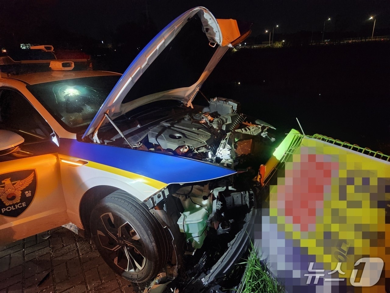 27일 오전 1시 40분쯤 김포시 양촌읍 한 도로에서 마산지구대 소속 순찰차 1대가 가로등과 펜스를 들이받았다.(김포소방서 제공. 재배포 및 DB금지)2025.4.27/뉴스1