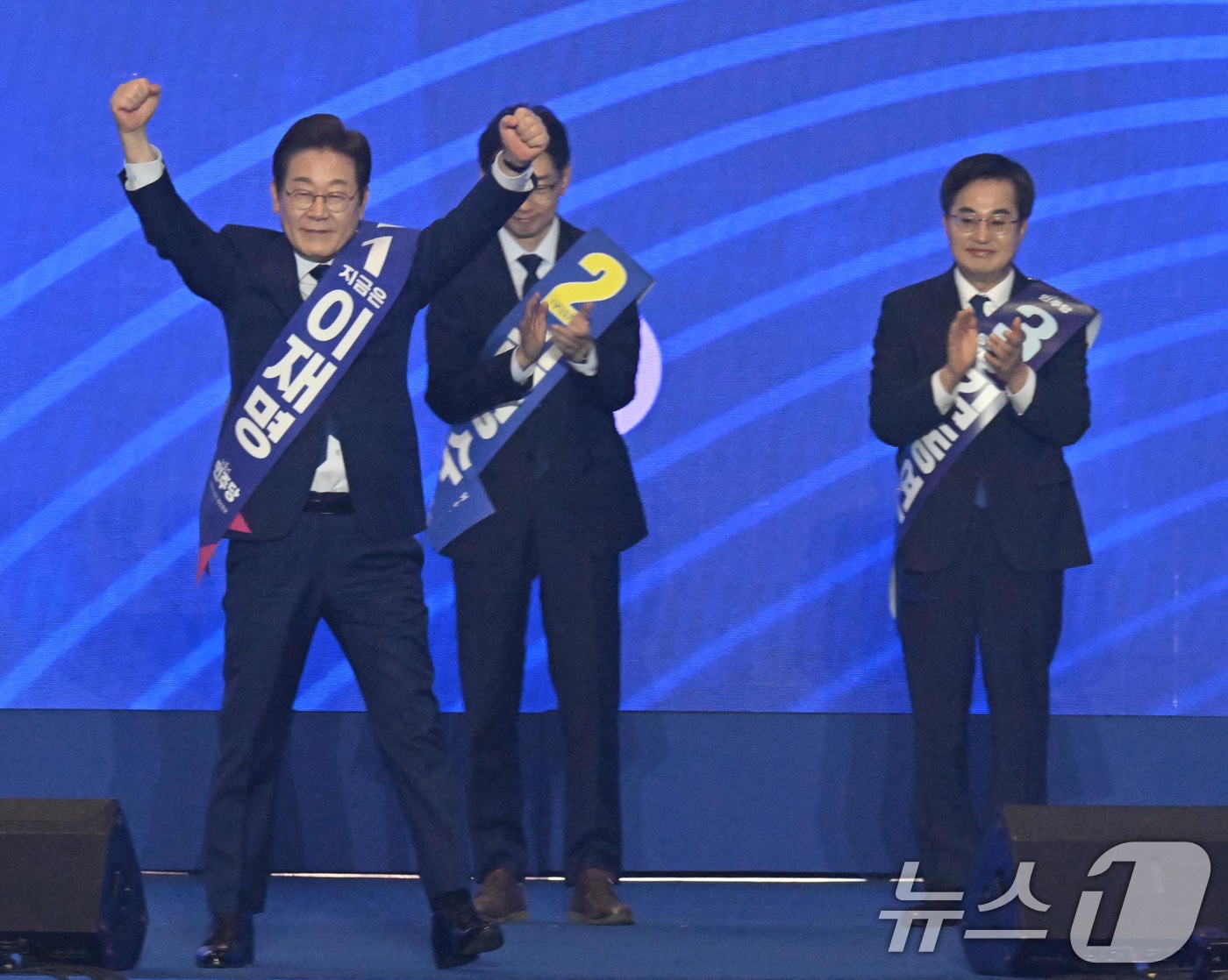 이재명 더불어민주당 대선 경선 후보가 27일 경기 고양시 킨텍스에서 열린 수도권·강원·제주 합동연설회에 참석해 두 팔을 들어 당원들에게 인사하고 있다.(공동취재) ⓒ News1 안은나 기자