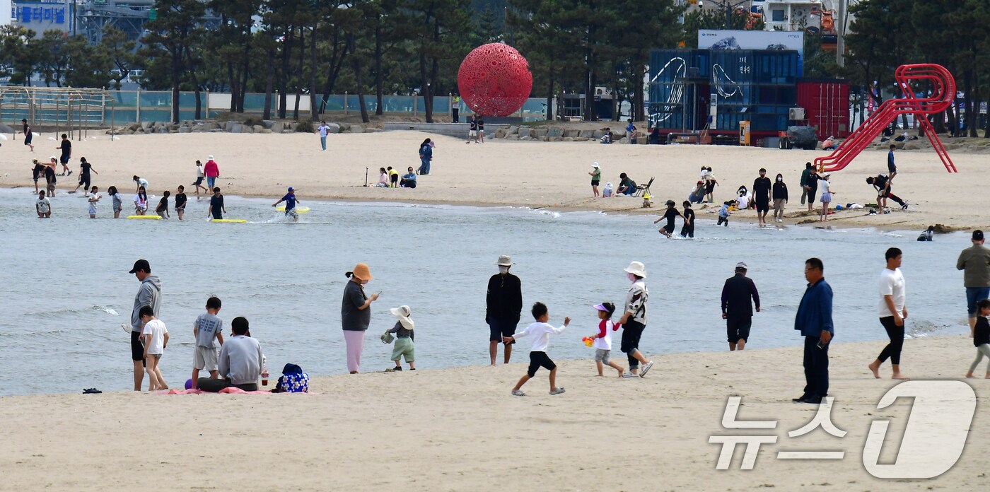27일 오후 경북 포항시 북구 영일대해수욕장에서 시민들과 관광객들이 4월 마지막 휴일을 즐기고 있다. 2025.4.27/뉴스1 ⓒ News1 최창호 기자