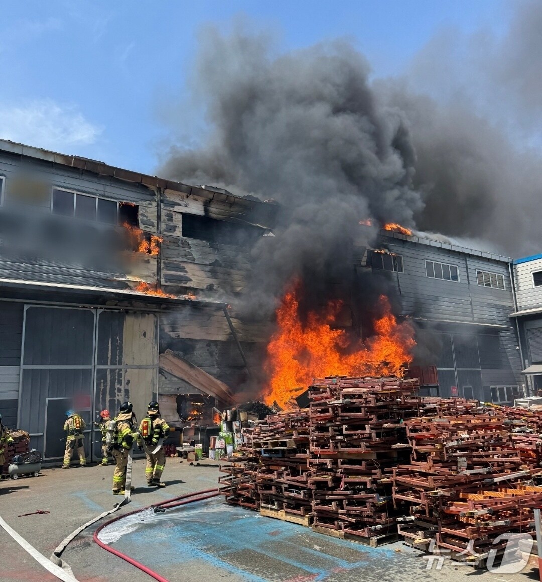 27일 오전 부산 사하구 장림동의 한 공장에서 불이 나 소방관들이 진화에 나서고 있다.(부산소방재난본부 제공. 재판매 및 DB금지)
